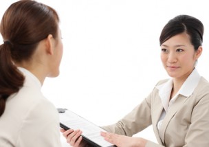 看護師は公務員として働く事が出来ます。待遇は更に安定し給与もアップします。
